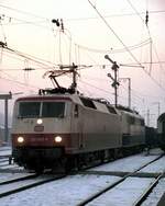 120 003-9 und Testzug min Angstlok 151 in Regensburg am 31.01.1981.