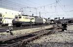 151 127-8 und 150 im Schlepp mit gemischtem G�terzug in Amstetten am 14.05.1982.