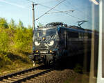 Kein berauschendes Bild (aus eine ICE heraus), aber das Design hat mich doch bewogen es einzustellen.
Die 151 062 „Das schwarze Schaf“ (91 80 6151 062-7 D-AMR) der Altmark- Rail konnte ich am 23 April 2026 bei Maschen ablichten. 

Die 151 062 hat bereits eine beeindruckende Karriere hinter sich: Mit dem Baujahr 1974 bei Henschel in Kassel (Fabriknummer 31805) war sie bundesweit im Einsatz in gr�n, in orientrot und in verkehrsrot, bevor sie zur silbernen Werbelok f�r RAILPOOL wurde und inzwischen zum “Schwarzen Schaf” mutierte im Auftrag von Altmark- Rail AMR. 

Allgemeines
Die Baureihe 151 ist eine leistungsstarke Elektrolokomotive, die urspr�nglich f�r den schweren G�terverkehr der Deutschen Bundesbahn entwickelt wurde. Sie wurde ab 1972 gebaut und z�hlt zu den st�rksten Lokomotiven ihrer Zeit in Deutschland. Mit einer Dauerleistung von 5.982 kW und einer H�chstgeschwindigkeit von 120 km/h eignet sie sich besonders f�r schwere Z�ge auf Hauptstrecken. Auch nach Jahrzehnten im Einsatz �berzeugt sie durch ihre Robustheit und Zuverl�ssigkeit.