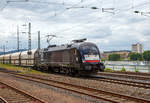   Die schwarze an die NIAG - Niederrheinische Verkehrsbetriebe AG vermietete MRCE Dispolok ES 64 U2-025 / LZB 182 525-6 (91 80 6182 525-6 D-DISPO) fährt am 16.06.2017 mit einem
