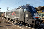   Die von der TX Logistik gemietete MRCE Dispolok ES 64 U2-010 alias 182 510-8 (91 80 6182 510-8 D-DISPO) fährt am 18.04.2018 mit einem Coilgüterzug durch den Bahnhof Betzdorf (Sieg) in
