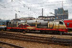 Die wunderschöne ALEX Lok 183 001-7 (91 80 6183 001-7 D-DLB)  175 Jahre Deutsche Eisenbahn  schiebt am 06 Juni 2019 einen ALEX-Zug aus den Hbf München in die Abstellgruppe. Das Design ist von der Österreicherin Gudrun Geiblinger und angelehnt an die Lokomotive  Adler 

Die Siemens ES64U4 (wie ÖBB Taurus III) wurde 2007 von Siemens in München unter der Fabriknummer 21130 gebaut. Eigentümer ist HANNOVER LEASING GmbH & Co. KG in Pullach und der Fahrzeugnutzer (Mieter) ist Die Länderbahn GmbH (DLB).

Die Elektrolokomotiven der Baureihe BR 183 (Siemens ES64U4 bei der ÖBB auch Taurus III genannt), sind Mehrsystem-Drehstrom-Universallokomotiven, die auf der Technik der Siemens-EuroSprinter-Typenfamilie basieren. Seit 2006 werden die Loks im grenzüberschreitenden Planverkehr eingesetzt. Die ÖBB besitzen derzeit 50 Lokomotiven, davon hält die letzte mit 357 km/h den Geschwindigkeits-Weltrekord für konventionelle Elektrolokomotiven.
