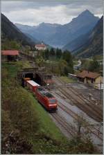 Eine DB 185 schiebt den von zwei 185 gezogenen  Winner Zug bei Wassen nach.