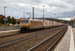 Die TX Logistik 185 538-6 (93 81 0185 538-6 A-TXLA, ex 91 80 6185 538-6 D-TXL) f�hrt am 26.10.2021 mit einem langen KLV-Zug durch den Bahnhof Amstetten (W�rtt) in Richtung Stuttgart.