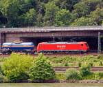 185 250-8 der DB Schenker zieht einen gemischten G�terzug am 04.07.2012 auf der linken Rheinseite, gegen�ber von Unkel (bei Rheinkilometer 636), abw�rts in Richtung K�ln.