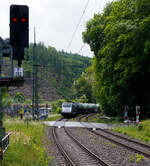 Die an die VTG-Tochter Retrack Germany GmbH (Hamburg) vermietete Railpool 186 538-5  Mikkel  (91 80 6186 538-5 D-Rpool) fährt am 22 Mai 2025 mit einem Kesselwagenzug durch Kirchen an der Sieg in