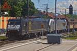 Beacon Lok 189 927-7 zog mit Lok 193 138-5 einen G�terzug auf dem Nebengleis in den Bahnhof Rosenheim, Aufnahme aus dem kleinen Heckfenster unseres Zuges.
