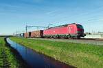 DBC 193 356 schleppt ein Containerzug bei Valburg am 13 November 2022.