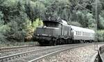 194 073-3 mit Schülerzug auf dem Mühltalfelsendamm der Geislinger Steige am 06.10.1984.