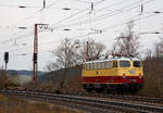 Die TRI E10 1309 (91 80 6113 309-9 D-TRAIN) der Train Rental International GmbH hat am 18.03.2021 als Lokzug in Rudersdorf (Kr. Siegen), an der Dillstrecke (KBS 445), Hp 0. Sie muss erst einen Güterzug überholen lassen.

Die Lok, eine sogenannte „Bügelfalten“ E10.12 mit Henschel-Schnellfahrdrehgestellen für dem TEE Rheingold bzw. TEE Rheinpfeil, wurde 1963 von Krauss-Maffei in München-Allach unter der Fabriknummer 19014 gebaut (der elektrische Teil ist von Siemens) und an die Deutschen Bundesbahn als E10 1309 geliefert. Mit der Einführung des EDV-gerechte Nummernsystems erfolgte zum 01.01.1968 die Umzeichnung in DB 112 309-0. Nach der deutschen Wiedervereinigung und dem darauffolgenden Vereinigung der beiden deutschen Staatsbahnen (DB und DR) wurde sie zum 01.01.1991 in DB 113 309-9 umgezeichnet und fuhr so bis zur Ausmusterung und Verkauf im Jahr 2014.

TECHNISCHE DATEN:
Spurweite: 1.435 mm
Achsformel: Bo’Bo’
Länge über Puffer: 16.440 mm
Drehzapfenabstand:  7.900 mm
Achsabstand im Drehgestell:  3.400 mm
Dienstgewicht: 85,0 t
Höchstgeschwindigkeit: 160 (zeitweise 120 km/h)
Stundenleistung: 3.700 kW (kurzzeitig bis 6.000 kW)
Dauerleistung: 3.620 kW
Anfahrzugkraft: 275 kN
Treibraddurchmesser: 1.250 mm
Stromsystem:  15 kV 16 ⅔ Hz ~
Anzahl der Fahrmotoren: 4
Antrieb: Gummiringfeder
Bremse: mehrlösige Knorr-Einheits-Druckluftbremse, Zusatzbremse, fremderregte elektrische Widerstandsbremse (max. Bremsleistung 2.000 kW, Dauerleistung 1.200 kW)