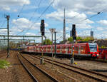 Zwei gekuppelte vierteilige ET 423 (Elektrotriebzüge) der S-Bahn Köln (betrieben durch die DB Regio AG – NRW) verlassen am 30.04.2023, als S19 nach Hennef(Sieg), Bahnhof