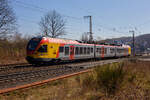 Der 3-teilige Stadler FLIRT 427 543 / 827 043 / 427 043 (94 80 0427 625-9 D-HEB / 94 80 0827 125-6 D-HEB / 94 80 0427 125-0 D-HEB) der HLB (Hessischen Landesbahn) fährt am 12 April 2025, als RE