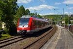 Ein Triebzug der BR 430 / 431 der S-Bahn Stuttgart wohl auf Werkstattfahrt...
Der vierteilige Elektrotriebzug 430 063 / 431 063 / 431 563 / 430 536 der S-Bahn Stuttgart (DB Regio AG - Baden-Württemberg) fährt am 09 Mai 2025 durch den Bahnhof Kirchen/Sieg in Richtung Köln.

Der Triebzug wurde 2012 von Bombardier Transportation GmbH in Hennigsdorf sowie in Aachen unter den Fabriknummern 26620 bis 26623 gebaut, die Abnahme durch die DB Regio AG - Region Baden-Württemberg (S-Bahn Stuttgart) erfolgte jedoch erst im Februar 2014. 

Nach ursprünglichen Planungen der Hersteller sollte die Baureihe 430/431 bis Juni 2012 eine Zulassung erhalten haben. Dieser Zeitplan konnte jedoch nicht eingehalten werden. Die Fahrzeuge der Baureihe 430/431 erhielten am 21. Februar 2013 vom Eisenbahn-Bundesamt wegen Problemen mit der Mehrfachsteuerung zunächst nur eine Zulassung für den Kurzzugbetrieb. Die Zulassung für Voll- und Langzüge erfolgte am 25. März 2013. Seit dem 8. April 2013 erfolgt die Abnahme durch DB Regio vom Hersteller Bombardier.

Der Einsatz der Baureihe 430 in Stuttgart sollte ursprünglich Ende 2012 beginnen und bundesweit der erste sein. Zum Beginn des Verkehrsvertrags am 1. Juni 2013 sollten dann alle 87 bestellten Fahrzeuge zur Verfügung stehen, letztlich war dies erst im Januar 2015 der Fall.

