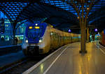  Der National Express ET 373 (94 80 9442 373-8 D-NXG) und ein weiterer (zwei gekuppelte f�nfteilige Bombardier Talent 2) fahren am 28.12.2027 aus dem Hbf K�ln aus.