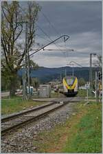 Bei diesem Bild mit den Richtung Freiburg fahrenden Coradia Continental 2 bei Kirchzarten galt das Interesse hauptsächlich der Fahrleitungsanlage, die sich im Vordergrund noch in der