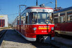 Von der Steuerwagenseite (ES 22.233), der vierachsige Elektrotriebwagen ET 22.133 (B4 ET 9481 4942 000-0) ex KFBE 1288, ex KVB 1003, ist gekuppelt mit dem vierachsigen Steuerwagen ES 22.233, ex KFBE 2289, ex KVB 2003, ex KVB 1503, beide der Stern & Hafferl Verkehrsgesellschaft m.b.H. (StH), sind am 04 April 2025 beim Bahnhof Vorchdorf-Eggenberg abgestellt.

Der normalspurige Triebwagen sowie auch der Steuerwagen wurden 1953/54 von Westwaggon (Vereinigte Westdeutsche Waggonfabriken) für die KVB - Kölner Verkehrs-Betriebe AG gebaut. Beide haben jeweils nur einen1 Führerstand. Im April 1964 gingen sie an die Köln-Frechen-Benzelrather Eisenbahn (kurz KFBE), die seit 1960 als Ganzes zu den Kölner Verkehrs-Betriebe (KVB) gehörte. Im Oktober 1969 wurde die Einheit abgestellt, da 1969 der KFBE-Personenverkehr ins Kölner Straßen- und Stadtbahnnetz integriert wurde. Im Jahr 1970 wurden sie an die LLB für Strecke Linz – Eferding – Waizenkirchen, heute Teil der Linzer Lokalbahn (LILO) verkauft. 1975/76 erfolgte die Wiederinbetriebnahme und sie waren lange Jahre auf der Linzer Lokalbahn unterwegs. Die Einheit ist auch unter dem Begriff  Sambawagen  bekannt.

TECHNISCHE DATEN:
Spurweite: 1.435 mm (Normalspur)

Triebwagen (ET 22.133):
Baujahr: 1954
Achsfolge: Bo' Bo' + 2´2`
Länge: 15.750 mm
Eigengewicht: 24,1 t
Leistung: 272 kW (370 PS)
Höchstgeschwindigkeit: 60 km/h
Sitzplätze: 49 (und 7 Klappsitze)

Steuerwagen (ES 22.233)
Baujahr: 1953
Achsfolge: 2´2`
Länge: 15.750 mm
Eigengewicht: 18 t
Höchstgeschwindigkeit: 60 km/h
Sitzplätze: 49