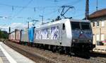185 540-2 TxLogistik mit Werbung für EC Kassel Huskies und Dispolok 91 80 6 185 521-2 D ATLU mit Containerzug in Amstetten am 12.06.2020.