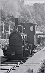 Die kleine, 1889 von Jung mit der Fabriknummer 59 gebaute G 2/2 bei den Schweizer Dampftagen in Brienz 2018 raucht gewaltig und f�hrt fleissig auf ihrem klein Streckenst�ck hin und her.