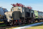 Die E 71 19, ex preußische EG 519 Halle, am 09 März 2014 im DB Museum Koblenz-Lützel.

Die E 71 19 wurde 1921 von der Allgemeine Elektricitäts-Gesellschaft (AEG) in Hennigsdorf b. Berlin unter der Fabriknummer 1583 gebaut und als „EG 519 Halle“ an die Preußischen Staatsbahn geliefert.

Die zweimotorigen Elektrolokomotiven EG 511 bis EG 537 der Preußischen Staatsbahn waren für den Güterzugdienst konzipiert. Sie zählen zu den ersten in Deutschland eingesetzten E-Loks, die noch bis 1958 ihren Dienst erfüllten und wegen ihres Aussehens den Spitznamen Krokodil bekamen. In Baden bzw. im alemannischen Dialekt wurde sie auch „Glettiise“ (Bügeleisen) genannt. Die Lokomotiven wurden 1920 in den Bestand der Deutschen Reichsbahn übernommen und erhielten 1926 die Baureihenbezeichnung E 71. Auf Grund ihrer einfachen und robusten Konstruktion bewährten sich die Lokomotiven über Jahrzehnte und zählen zu den erfolgreichsten E-Loks aus der Anfangszeit der Elektrifizierung.

Die Konstruktion der Lokomotiven bestand grundlegend aus zwei Triebdrehgestellen mit halbhoch gelagerten Fahrmotoren. Beide Triebdrehgestelle sind mittels einer Kupplung beweglich miteinander verbunden. Die Kraftübertragung von den Fahrmotoren auf die Achsen erfolgte durch ein Getriebe, die Blindwellen und die Kuppelstangen. Maschinenraum und die beiden Führerstände ruhten gemeinsam auf einem Brückenrahmen. Die Kühlung des Transformators wurde durch Transformatorenöl in einem geschlossenen Kreislauf realisiert. Beide dafür notwendigen Ölkühler waren unverkleidet auf beiden Seiten des Maschinenraums angebracht. Vom Aussehen erinnern diese stark an Lamellenheizkörper einer Zentralheizung.

TECHNISCHE DATEN:
Nummerierung: pr. EG 511 – EG 537 (bei Ablieferung), später E 71 11 – E 71 37 (DR/DB)
Insgesamt gebaut: 27 als EG 511 – EG 537
Hersteller: AEG - Allgemeine Elektricitäts-Gesellschaft
Baujahre: 1914 bis 1921
Ausmusterung: 1930 bis 1959
Spurweite: 1.435 mm (Normalspur)
Achsfolge: B'B'
Länge über Puffer: 11.600 mm
Drehzapfenabstand: 5.400 mm
Achsabstand im Drehgestell: 2.900 mm
Treibraddurchmesser: 1.350 mm (neu)
Dienstgewicht: 64,9 t
Höchstgeschwindigkeit: 50 km/h (Urausführung), 65 km/h (nach Umbau 1931/1932)
Stundenleistung: 780 kW
Dauerleistung: 590 kW
Stromsystem: 15 kV 16 2/3 Hz AC
Anzahl der Fahrmotoren: 2

Geschichte:
Mit Beginn der Elektrifizierung bestellte die Preußische Staatsbahn 1913 zunächst 18 Lokomotiven für die Strecke Magdeburg–Dessau–Leipzig–Halle. Die erste Lok (EG 511) wurde im Jahr 1914 ausgeliefert. Ihr folgte im gleichen Jahr EG 512. Wegen des Ersten Weltkrieges wurde der elektrische Zugbetrieb bei der K.ED Halle eingestellt. Zusammen mit den anderen Loks gelangten die beiden bis dahin gelieferten Loks 1915 nach Schlesien ins Bw Nieder Salzbrunn. Dort wurden 1915 die EG 513 und 1920 die EG 514 bis EG 516 angeliefert und kamen auf den von Nieder Salzbrunn ausgehenden Strecken nach Gottesberg, Halbstadt und Königszelt zum Einsatz. 1920 waren dort die sechs Lokomotiven nachgewiesen.[3] Die restlichen Lokomotiven wurden 1921 und 22 ausgeliefert und bei der Reichsbahndirektion Halle in Dienst gestellt. Die Stationierung erfolgte erst im Bw Leipzig-Wahren und wurde mit fortlaufender Elektrifizierung auf die Betriebswerke Leipzig West, Bitterfeld und Roßlau ausgedehnt. Auch die ersten sechs Lokomotiven wurden von Schlesien hierher umstationiert. Die Reichsbahndirektion Magdeburg erhielt erstmals 1924 mit der Inbetriebnahme des Güterzugbetriebes Roßlau–Rothensee eine dieser Maschinen zugewiesen, vermutlich EG 525. Die Anzahl erhöhte sich bis Ende 1924 auf drei Ellok und erreicht 1925 eine Zahl von sechs Stück. Auf den bereits elektrifizierten Strecken in Mitteldeutschland zogen die Maschinen neben Güterzügen anfänglich auch Reisezüge und prägten das Bild der Strecken in den 1920er Jahren maßgebend.
