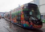   Ein Niederflur-Straßenbahn-Triebwagen ALSTOM Citadis Compact (eine dreiteilige Kurzvariante mit 22m Länge) für die französische Stadt Aubagne, in einem frischen und