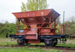 
DR Talbot-Schotterwagen 230 661 Magdeburg (ein Trichterwagen mit dosierbarer Entladung, der Gattung Ot Mainz), ausgestellt beim Wissenschaftshafen Magdeburg (06.05.2017).

Einer der interessantesten und meist gebauten Vertreter der Selbstentladewagen war der zweiachsige von Talbot entwickelte 20t-Schotterwagen mit Lenkachsen und einem Ladevolumen von 12,5m�. Er wurde auch als Trichterwagen bezeichnet und wurde in �hnlichen Ausf�hrungen von mehreren Waggonfabriken in gro�en St�ckzahlen gebaut. Als bahneigenes Dienstfahrzeug kam er vornehmlich beim Streckenbau zum Einsatz. F�r dieses �beraus erfolgreiche Fahrzeug wurde bald das Synonym  Talbotwagen  gepr�gt. Durch je drei einzeln verstellbare Sch�tten auf jeder Fahrzeugseite konnte der Schotter sowohl innerhalb als auch au�erhalb der Gleise sehr genau platziert werden. 
Diejenigen zweiachsigen Schotterwagen, die nicht als Bahndienstfahrzeug Verwendung fanden, wurden dem Gattungsbezirk Mainz zugeordnet.

TECHNISCHE DATEN (laut Anschriften):
Spurweite: 1.435 mm (Normalspur)
Achsanzahl: 2
L�nge �ber Puffer: 6.900 mm
Achsabstand: 3.200 mm
Eigengewicht: 9.000 kg
Ladevolumen: 12,5 m�
Ladegewicht: 20.000 kg (Tragf�higkeit 21.000 kg)
Gattungsbezeichnungen: DRG = Otmn Mainz, DR (Ost) = Otmn 45, DB = Otmn 36