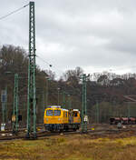 Das Gleisarbeitsfahrzeug „Hummel“ 746 014 (99 80 9110 014-4 D-DB), ein neues Plasser & Theurer GAF (MISS-Plattform) der DB Netz AG (Netz Instandhaltung) verl�sst am 18.01.2022 den Rbf