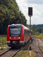   Der dreiteilige Dieseltriebzug Coradia LINT 81 - 620 026 / 621 026 / 620 526 der DB Regio (VAREO), als RB 25 - Oberbergische Bahn (K�ln Hansaring - Meinerzhagen) f�hrt am 28.08.2014 in den Bahnhof