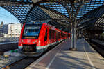 Der dreiteilige Dieseltriebzug ALSTOM Coradia LINT 81 – 620 047 / 621 047 / 620 547 der DB Regio NRW – vareo, gekuppelt mit einem weiteren, verlässt am 20 Mai 2025, als RB 38