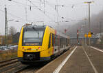 Das Signal steht auf Signal Hp 2 „Langsamfahrt“ so f�hrt nun der VT 501 (95 80 1648 101-1 D-HEB / 95 80 1648 601-0 D-HEB) ein Dieseltriebzug vom Typ Alstom Coradia LINT 41 der neuen Generation, der HLB (Hessische Landesbahn GmbH am 20.03.2021, als RB 95  Sieg-Dill-Bahn  Dillenburg – Siegen, vom Bahnhof Dillenburg in Richtung Siegen los. Hier in Dillenburg ist es sehr nebelig, wenn er den Rudersdorfer Tunnel durchfahren hat ist es klar und sonnig.