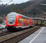 Der RE 9  (Rhein-Sieg-Express) Siegen-K�ln-Aachen, kommt mit Doppelstockwagen-Steuerwagen Bauart DB pza 4.Gen.
