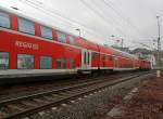 Es wird wieder Sandwich gefahren: Der RE 9 (Rhein-Sieg-Express) Aachen - K�ln - Siegen, hat hier am 08.01.2012 den Bahnhof Betzdorf/Sieg verlassen und f�hrt weiter in Richtung Siegen.