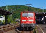 Es wird wieder im Sandwich gefahren, da die Talent 2 Probleme haben - Der RE 9 (Rhein-Sieg-Express) Aachen - K�ln - Siegen ist am 10.08.2012 in den Bahnhof Betzdorf (Sieg) eingefahren, Zuglok ist 111