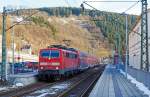  Die 111 147-5 (91 80 6111 147-5 D-DB) der DB Regio NRW fährt am 08.02.2015 mit dem RE 9 - Rhein Sieg Express (RSX) Aachen - Köln - Siegen vom Bahnhof Kirchen/Sieg weiter in Richtung