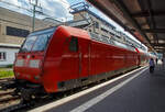Die 146 006-2 (91 80 6146 006-2 D-DB) der DB Regio NRW steht mit dem RE 9 - Rhein Sieg Express (RSX) Siegen - K�ln – Aachen, bestehend aus 6 Doppelstockwagen, am 04.06.2022 (15:08 Uhr) im