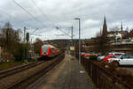 Steuerwagen voraus hat der RE 9 - Rhein Sieg Express (RSX) Siegen - Köln – Aachen, geschoben von der 146 003-9 (91 80 6146 003-9 D-DB) der DB Regio NRW, am 15 Januar 2026 den Bahnhof Kirchen/Sieg erreicht.

Eigentlich sollten schon die 146.0er (TRAXX P160 AC1) durch die neueren ex Stuttgarter 147er (Traxx P160 AC3) diese Leistungen übernommen haben, leider gibt es wohl noch Probleme mit der Software. Auch die Ausbildung bei der DB Regio NRW war etwas fehlerhaft, da sich die Lok alleine ganz anders als im Wendezugebetrieb verhält. Bleibt die Hoffnung das sich dies noch einpendelt.
