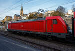 Nun verdr�ngen doch so langsam die neueren 147er (Traxx P160 AC3) die 146.0er (TRAXX P160 AC1) als Zugleistung des RE 9 - Rhein Sieg Express (RSX). Hier hat die 147 011-1 (91 80 6147 011-1 D-DB) der DB Regio NRW mit dem RE 9 - Rhein Sieg Express (RSX), von Aachen Hbf �ber K�ln Hbf nach Siegen Hbf, am 22 Januar 2026 den Bahnhof Kirchen/Sieg erreicht. Der Zug hatte eh schon ca. 10 Minuten Versp�tung, aber hier bekam er nochmals 10 Minuten aufgebrummt. Die Strecke wurde nicht frei und hatte er hier Hp 0.

Die Bombardier Traxx P160 AC3 wurde 2016 von der Bombardier Transportation GmbH in Kassel unter der Fabriknummer 35105 gebaut und an die DB Regio Baden-W�rttemberg. So war sie von Dezember 2016 bis Juni 2020 in Stuttgart beheimatet. Im Juli 2020 ging sie an die DB Regio Nordost nach Berlin-Lichtenberg. Seit Mitte Dezember 2025 ist sie nun bei der DB Regio NRW. 

Eigentlich sollten schon die ganzen Leistungen �bernommen haben, leider gibt es wohl noch Probleme mit der Software. Auch die Ausbildung bei der DB Regio NRW war etwas fehlerhaft, da sich die Lok alleine ganz anders als im Wendezugebetrieb verh�lt. Bleibt die Hoffnung das sich dies nun einpendelt.