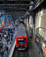 Zwei gekuppelte dreiteilige ET der Baureihe 474.3/874.3  in Mehrsystemausführung 474.3 der S-Bahn Hamburg erreichen, als Linie S3 von Pinneberg nach Neugraben, am 16 Mai 2022 den Hauptbahnhof