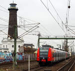 Zwei gekuppelte vierteilige modernisierte Elektro-Triebwagen der Baureihe 424/434 der S-Bahn Köln (Betreiber DB Regio NRW) verlassen am 30 Dezember 2024 als S 19 nach Düren den Bahnhof Köln-Ehrenfeld. Vorne der ET 424 032-1 / 434 032-9 / 434 532-8 / 424 532-0 und hinten der ET 424 014-9 / 434 014-7 / 434 514-6 / 424 514-8.

Im Hintergrund der 44 m hohe Leuchtturm Heliosturm, 230 Kilometer vom nächsten Meer entfernt. Der Turm wurde an der nordwestlichen Ecke der ehemaligen Werkshalle der Helios AG errichtet. Auf der auskragenden Plattform des Heliosturms befand sich bis zum Zweiten Weltkrieg ein Versuchsleuchtfeuer. Die Helios AG, ein deutscher Pionier der Elektrotechnik, baute neben Elektrogeräten auch die elektrische Ausrüstung für Leuchttürme. Mit der Leuchtfeuertechnik von Helios wurden z.B. die Leuchttürme Borkum, Campen, Roter Sand und Wangerooge ausgerüstet.