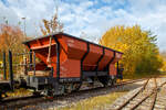 Der schmalspurige vierachsige Schüttgutwagen OOt 502, ex BEG 502, ex Bayer, von der meterspurigen Museumsbahn Alp-Bähnle Amstetten-Oppingen (gehört zu den Ulmer Eisenbahnfreunde e.V.) abgestellt am 26.10.2021 beim Bahnhof Amstetten.

Von der Brohltalbahn (ein ex Phonolith-Waggon) konnte der vierachsige Schüttgutwagen OOt 502 übernommen werden, der für die Bedürfnisse des Alb-Bähnle als Schotterwagen etwas umgebaut worden ist. So lassen sich auch größere Mengen Schotter bei der Gleisunterhaltung besser zur Baustelle bringen. Gebaut wurde der Wagen 1941 von der Maschinenfabrik Deutschland (MFD) in Dortmund für die Bayer Werksbahn (Leverkusen).

TECHNISCHE DATEN:
Spurweite: 1.000 mm (Meterspur)
Anzahl der Achsen: 4
Länge über Puffer: 9.500 mm
Drehzapfenabstand: 5.400 mm
Eigengewicht: 14,5 t
Tragfähigkeit: 30,0 t
Höchstgeschwindigkeit: 
Bremse: KE-P
Handbremse: Ja
