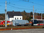Der meterspurige vierachsige Flachwagen A-StH N 23 421 der Stern & Hafferl Verkehrsgesellschaft m.b.H., ex Brohltalbahn 454, ist am 04 April 2025 beim Bahnhof Vorchdorf-Eggenberg abgestellt.

Der Wagen wurde 1958 von der Waggonbau Brüninghaus GmbH in Schwerte-Westhofen gebaut und an Brohltalbahn als 454 geliefert. Wann er vom Rhein nach Österreich ging ist mir unbekannt. Nach dem Nummernschema der StH ist dieser Wagen (23) der Lokalbahn Gmunden–Vorchdorf zugeordnet. 

TECHNISCHE DATEN:
Spurweite: 1.000 mm (Meterspur)
Hersteller: Brüninghaus
Baujahr: 1958
Länge über Kupplung: 11.000 mm
Drehzapfenabstand: 6.600 mm
Länge der Ladefläche: 9.780 mm
Ladefläche: 24,6 m²
Eigengewicht: 10.000 kg
Tragfähigkeit: 20.000 kg
Bremse: KE-P
Handbremse: Ja