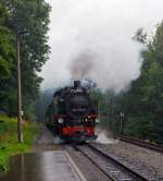 Die 99 1741-0 der Fichtelbergbahn, ex DR 099 725-4, ex DR 99 741 f�hrt am 25.08.2013, leider bei starkem Regen, mit dem Personen-Zug 1007 in den Hp Kretscham-Rothensehma ein.