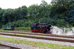 Die 99 1741-0 der SDG - Sächsische Dampfeisenbahn Gesellschaft mbH (ex DB 099 725-4, ex DR 99 741, hier am 26 August 2013 bei der SDG Fichtelbergbahn beim Umsetzen im Bahnhof Cranzahl.

Die 750 mm-schmalspurige Dampflok der Baureihe 99.73-76 (sächsische VII K Altbau) wurde 1928 bei Sächsische Maschinenfabrik (SMF) vorm. Richard Hartmann AG in Chemnitz unter der Fabriknummer 4691 gebaut.

Weitere Lebenslauf und Nummerierungen:
1929-1949: 99 741 (DRB)
1949-1970: 99 741 (DR)
1970-1992: 99 1741-0 (DR)
1992-1994: 099 725-4 (DR)
1994-2004: 099 725-4 (DBAG)
2004-2007: 99 1741-0 (BVO - Busverkehr Ober- und Westerzgebirge Bahn GmbH)
seit 2007: 99 1741-0 (SDG - Sächsische Dampfeisenbahn Gesellschaft mbH)

Diese 5-fach-gekuppelten Loks der Gattung K 57.9 haben eine Leistung von 600 PS, zusammen mit der Nachfolgebauart Baureihe 99.77–79 stellen die Lokomotiven die stärksten Schmalspurlokomotiven für 750 mm-Spurweite in Deutschland dar.

Ende der 1960er Jahre mussten wegen Schäden an den Kesseln die ersten Lokomotiven ausgemustert werden. Zehn Lokomotiven erhielten neue, geschweißte Kessel und wurden auch weiterhin auf ihren Stammstrecken eingesetzt. 

Technische Merkmale:
Die fünffach gekuppelten Lokomotiven haben einen Barrenrahmen und verfügen über in Bisselgestellen gelagerte Laufachsen. Als Treibachse dient die fest gelagerte dritte Achse, welche anfangs geschwächte Spurkränze aufwies. Nach 1945 wurden die Spurkränze dann völlig entfernt, um die Bogenläufigkeit weiter zu verbessern. Die zweite und die fünfte Kuppelachse waren seitenverschiebbar. Der feste Achsstand betrug anfangs 3.000 Millimeter, wurde dann aber später auf 4.000 Millimeter verlängert. Wie für alle Einheitslokomotiven typisch, wurden die Lokomotiven 99 731 bis 99 750 mit Kolbenspeisepumpe und einen quer über der Rauchkammer eingebauten Knorr-Oberflächenvorwärmer geliefert. Die 99 751 bis 99 762 wurden dagegen mit Abdampfinjektor Bauart Friedmann geliefert, später jedoch ebenfalls auf Knorr-Vorwärmer umgebaut. Die zweite Kesselspeisevorrichtung ist eine saugende Dampfstrahlpumpe. Der Langkessel bestand aus zwei Schüssen.

Wegen der damals noch teilweise gebräuchlichen Heberleinbremse erhielten die Lokomotiven ab Werk auch die dafür erforderliche Ausrüstung mit Rollenführungen und Haspel. Die Lokomotive selbst bekam eine Knorr-Druckluftbremse, welche über die Saugluftbremse für den Wagenzug angesteuert wird. Als die ersten Lokomotiven 1928 ausgeliefert wurden, war schon geplant, die veraltete Trichterkupplung durch die Scharfenbergkupplung abzulösen. So erhielten die ersten Lokomotiven zunächst Trichterkupplungen. Diese wurden später problemlos gegen die neuen Kupplungen getauscht.

TECHNISCHE DATEN:
Gebaute Anzahl: 32
Baujahre: 1928, 1929 und 1933
Hersteller: Sächsische Maschinenfabrik, Berliner Maschinenbau AG
Bauart:  1’E1’ h2t
Gattung:  K 57.9
Spurweite:  750 mm
Länge über Kupplung:  10.540 mm
Höhe:  3.570 mm
Fester Radstand:  4.000 mm
Gesamtradstand:  7.600 mm
Kleinster befahrbarer Radius:  50m
Leergewicht:  44,3 t
Dienstgewicht:  56,7 t
Reibungsmasse:  46,1 t
Höchstgeschwindigkeit:  30 km/h
Indizierte Leistung:  600 PSi, 441 kW
Anfahrzugkraft: 83,35 kN
Steuerungsart: Heusinger
Zylinderanzahl: 2
Kesselüberdruck: 14 bar
Wasservorrat: 5,80 m³
Brennstoffvorrat:  2,5 t Kohle
Lokbremse:  Knorr-Druckluftbremse, ursprünglich saugluftgesteuert, mit Zusatzbremse
Zugbremse:  Körting-Saugluftbremse, anfangs Heberleinbremse, heute Knorr-Druckluftbremse
Zugheizung:  Dampf
Kupplungstyp:  Scharfenbergkupplung
