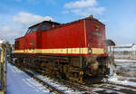 Das  Rote Kamele , auch bekannt als  Harzkamel , 199 861-6 der HSB (Harzer Schmalspurbahnen), ex DR 110 861-2, ex DR 299 110-7, am 23.03.2013 im Bf Wernigerode. 

Wie man es hier schon aus den ehemaligen Nummern der DR sehen kann, handelt es sich bei dieser Diesellok um eine ehemalige normalspurige V 100.1 der DR. Sie wurde als normalspurige V 100.1 im Jahre 1976 bei LEW  Hans Beimler  in Hennigsdorf unter der Fabriknummer 15379 für die DR gebaut. 1990 erfolgte der Umbau in DR 199 861-6 dabei bekam die B'B'-Lok nun neue 3-achsige Drehgestelle in 1.000 mm Spurweite, 1992 wurde sie dann in DR 299 110-7 umbezeichnet, als sie 1993 von der HSB übernommen wurde, bekam sie wieder die Bezeichnung 199 861-6.

In der ehem. DDR hatte in den 80er-Jahren der Güterverkehr auf der Schiene eine größere Bedeutung als etwa bei der Deutsche Bundesbahn in der Bundesrepublik. Das lag zum einen an dem schlechten Zustand der Fernverkehrsstraßen, zum anderen am mangelnden Bestand an leistungsfähigen Lastkraftwagen in der DDR. Im Harz zogen die schmalspurigen Neubauloks in Doppeltraktion Kohlezüge. Mit dem verstärktem Güterverkehr im Südharz und der notwendig gewordenen Abordnung von Neubaumaschinen ins Selketal, wurden Mitte der achtziger Jahre die Loks knapp.

Woher sollten die Dieselloks mit 1.000 mm Spurweite nur kommen. Die damalige DDR war vertraglich fest an den RGW (Rat für gegenseitige Wirtschaftshilfe) gebunden. Daher durfte sie keine Dieselloks mehr bauen! Aber mit Diesellok aus anderen Bruderländern hatte man schlechte Erfahrungen, so faste man den Entschluss, im Rahmen einer Rekonstruktion eine bewährte deutsche Lokomotive für die Harzer Schmalspurbahnen umzubauen.

Wobei sich die Umkonstruktion jedoch in die Länge zog. Bereits 1982 sprach man davon - doch erst im Dezember 1988 stand die erste Maschine auf dem Hof in Wernigerode. Die Lokomotiven wurden vom RAW Stendal, wo der Umbau erfolgte, auf Schleppgestellen nach Wernigerode verbracht. Hier wurden die Loks angehoben und mit Schmalspurdrehgestellen versehen.
Neben der Spurweite, ist ein ganzgroßer Unterschied in den Drehgestellen ersichtlich. Während die Normalspurloks die Achsfolge BB haben, hat die Schmalspurvariante, um die Achslast zu reduzieren, die Achsfolge CC. Auch die Zug- und Stoßvorrichtung (Puffer und Zughaken) wurden am Drehgestell angebracht, nicht wie bei der Regelspur am Rahmen (die alte Befestigungslöcher kann hier noch gut sehen).

Dadurch wird die Zugkraft zum Teil über die Drehzapfen der Drehgestelle übertragen. Aus diesem Grund dürfen die 199 8 nicht zum Zweck der Zugkrafterhöhung (Doppeltraktion) zusammen gekuppelt werden.
Interessant ist auch der Tausch von Primär- und Sekundärfederung. Während bei der Normalspur Schraubenfedern zur Federung des Drehgestells zum Hauptrahmen dienen, findet man diese bei der Schmalspur zu Federung jeder einzelnen Achse. Umgekehrt ist bei der Normalspur die einzelne Achse mit Gummischubdruckelementen gefedert, bei der 199.8 dienen diese Elemente zum Federn des Drehgestells.

An der eigentlichen Lokomotive gibt es nur wenige Änderungen. Trotzdem ist es manchmal nicht ganz einfach auf den Führerstand zu kommen, denn die Schmalspurausführung ist 11cm höher als ihr Original.

Bevor die  Roten Kamele  eingesetzt werden konnten, mussten noch einige Veränderungen an den Strecken vorgenommen werden. Dies wurde notwendig, da das Lichtraumprofil der Dieselloks an einigen Stellen das der Strecke überschritt. In einige Gleise dürfen die 199.8 auch heute noch nicht hinein. Sie passen teilweise auch nicht in den Lokschuppen hinein, darum findet man manchmal ein Schild  Halt für BR 199.8! .

Umgebaut wurden insgesamt zehn Loks der Serie V 100.1 mit 800er Ordnungsnummer – die Nummer blieb unverändert bestehen. Geplant waren sogar dreißig Loks umzubauen und alle Dampfloks zu ersetzen und zu auszumustern. Durch die politische Wende blieb es allerdings bei den zehn Lokomotiven, welch ein Glück im doppelten Sinne (Wiedervereinigung und der Erhalt der Dampfloks).

Im Rahmen der Vereinigung der beiden deutschen Staatsbahnen Deutsche Bundesbahn und Deutsche Reichsbahn war es erforderlich, ein einheitliches System zu schaffen. Daher kam es ab dem 01.01.1992 (Gemeinsames Baureihenschema DR und DB) noch zur Umzeichnung der Loks in die Baureihe 299.
Durch die politische Wende bzw. Wiedervereinigung Deutschlands zeichnete sich ab, dass die Schmalspurbahnen im Harz unter Regie der DR keine Zukunft haben werden. Über eine kommunale Gründungsgesellschaft entstand am 13. März 1991 das private Eisenbahnverkehrsunternehmen (EVU)  Harzer Schmalspurbahnen GmbH (HSB) . Am 01.02.1993 übernahm die HSB die Strecken, die Anlagen, die Fahrzeuge und den größten Teil der bei den Schmalspurbahnen im Harz tätigen Mitarbeiter der DR. Seit diesem Tag ist die HSB zuständig für den Betrieb auf den Harzer Schmalspurbahnen. Gesellschafter der HSB sind die Landkreise Harz und Nordhausen, die an der Strecke liegenden Kommunen, die Stadt Quedlinburg, die Gemeinde Tanne sowie die Kurbetriebsgesellschaft Braunlage.
Nun wurden auch die Loks wieder zurück umgezeichnet in BR 199.8.

Die HSB unterhält heute (seit der Streckenverlängerung 2006 von Gernrode nach Quedlinburg) ein Schmalspur-Streckennetz von 140,4 km Länge mit 42 Bahnhöfen und Haltepunkten.

Drei Lokomotiven (199 861-6, 872-3 und 874-9) wurden 1998 bei Adtranz in Kassel modernisiert, sie bekamen eine Funkfernsteuerung und zwei Loks zusätzliche Normalspurpuffer für den Rollbockverkehr auf entsprechender Höhe vorne und hinten angebaut, bei der hinteren 199 872-3 (die auch z.Z. die einzige ist die sie hat) kann man die noch oben geklappten Puffer deutlich sehen. Vier überzählige gleichzeitig verkauft und diese wurden danach zu Normalspurfahrzeugen zurückgebaut. Die drei anderen nicht modernisierten Lokomotiven (199 871-5, 877-2 und 892-1) wurden mangels Bedarf und wegen Fristablauf abgestellt.

Technische Daten der BR 199.8:
Achsfolge: C´C´
Spurweite: 1.000 mm (Meterspur)
Länge über Puffer: 14.240 mm
Motor: 12-Zylinder-4 Takt-Diesel-V-Motor mit Abgasturbolader und Ladeluftkühler
Leistung: 883 KW / 1200 PS
Getriebe: 3-Wandler Strömungsgetriebe
Höchstgeschwindigkeit: 50 km/h (Vor- und Rückwärts)
Dienstgewicht: 66,0 t
Befahrbarer Bogenradius: R 30 m
Achslast: 10,7 t

Quellen: HSB Harzer Schmalspurbahnen GmbH; V 100-online.de