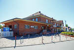 Der Bahnhof Ostseebad K�hlungsborn West der Mecklenburgische B�derbahn Molli am 15.05.2022 von der Stra�enseite.