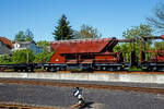4-achsiger Schmalspur Drehgestell-Schotterwagen als Selbstentladewagen mit Schleppkorb 23-026 der MBB - Mecklenburgischen Bäderbahn Molli GmbH, ex LMBV (Lausitzer Braunkohlentagebau) abgestellt
