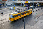 DVB 201 002-2 der Schienschleifwagen & Fahrleitungsenteisungswagen fährt auf Dienstfahrt am 08.12.2022 beim Hbf Dresden in Richtung Altstadt.