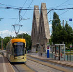 Der Leipziger Straßenbahn Triebwagen LVB 1001, ein vierteiliger Solaris Tramino Leipzig (Solaris NGT10-XL, LVB Typ 39) erreicht am 11.06.2022, als Linie 2 nach Grünau-Süd, die Station