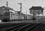 Doppeltraktion  140 799-8 und 140 811-1 mit CIL 48700 von Gro�krotzenburg nach Rotterdam Maasvlakte Oost ein leerer Kohlenzug (Selbsentladewagen), hat hier am 19.11.2011 im Bahnhofbereich Kreuztal Hp