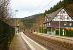   Der Bahnhof Kirchhundem bei 76,2 km an der Ruhr-Sieg-Strecke (KBS 440) am 25.12.2017 von der Gleisseite (Blickrichtung Altenhundem).