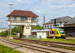   Das Reiterstellwerk Kreuztal Nord (Kn) am 12.05.2018, dahinter im Bahnhof Kreuztal ein LINT 41 der HLB als RB 93  Rothaarbahn  (Betzdorf - Siegen - Bad Berleburg).